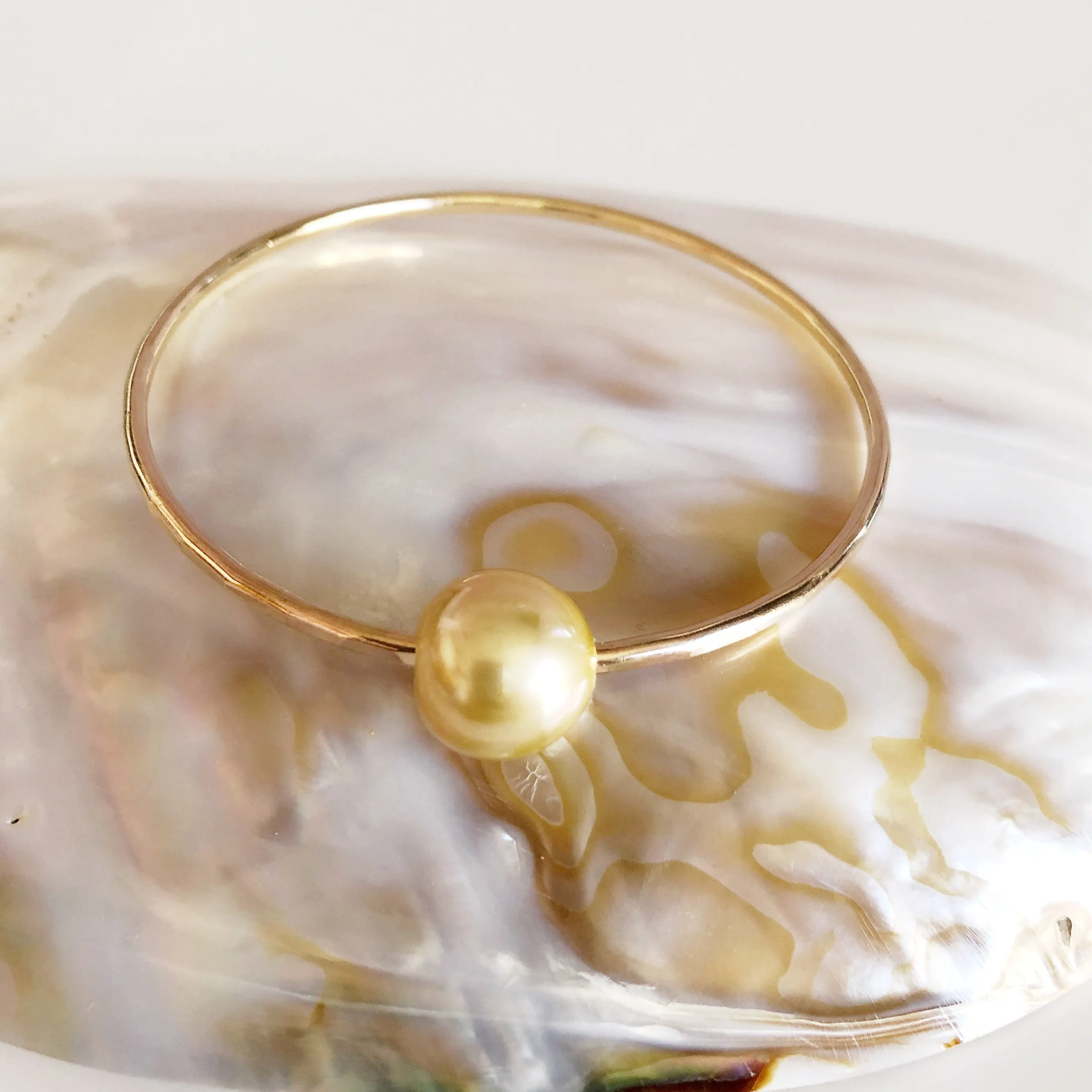 Bangle MIKA- golden south sea pearl (B358)