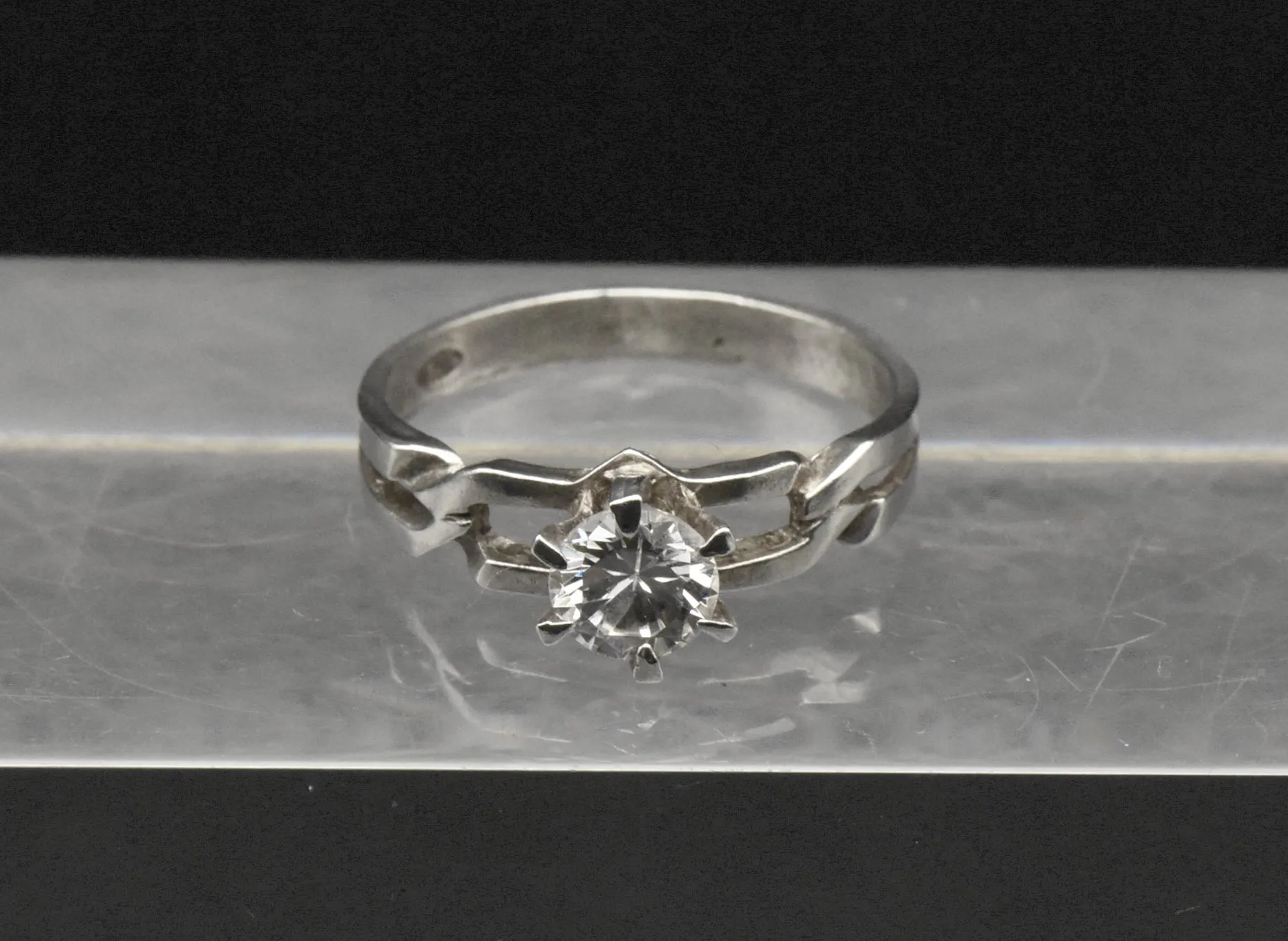 Vintage Sterling Silver Unique Shank Cubic Zirconia Ring - Size 8.5